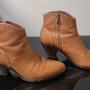 FRYE BOOTIES JENNIFER SZ 7